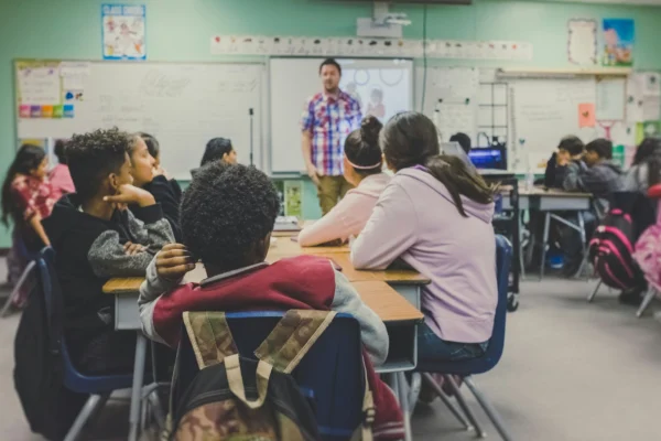 A Escola Reproduz ou Transforma a Sociedade? O Debate Sociológico