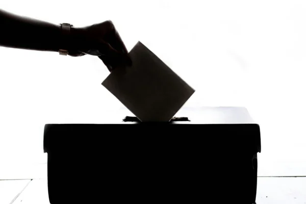 O Que É Democracia: Princípios, Formas e Desafios Sociológicos